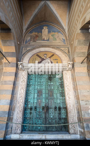 Cattedrale di Amalfi di porte in bronzo sono i primi in Italia di post-produzione romana. Amalfi, Italia Foto Stock