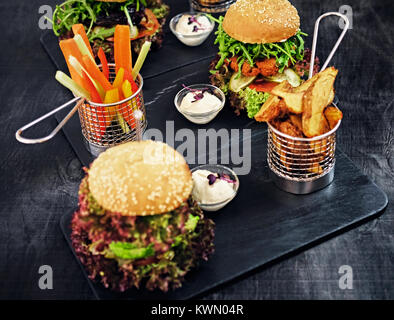 Fungo Vegan burger con insalata Foto Stock