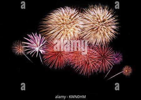 Bellissimi fuochi d'artificio isolato su sfondo nero Foto Stock