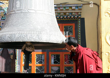 Monaco e la grande campana bianco vicino lo stupa Bodnath a Kathmandu in Nepal Foto Stock