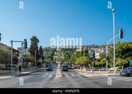 Israele Haifa - 8 ottobre 2017: vista del Bahá'í gardens da Sderot Ben Gurion in German colony Foto Stock