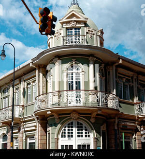 Angolo verde edificio coloniale con balconi San Jose, Costa Rica Foto Stock