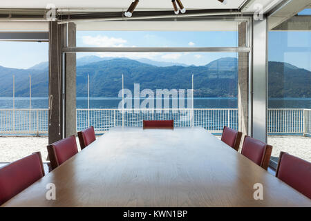 Vecchio tavolo da pranzo di una soffitta, vista da finestra Foto Stock