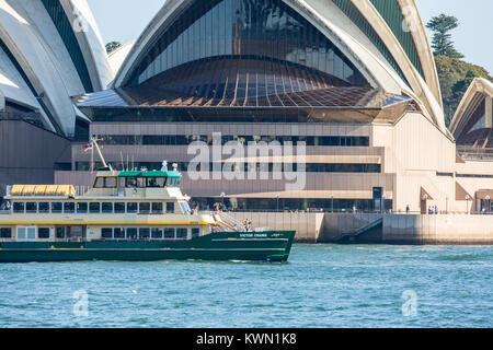 Traghetto di classe smeraldo di Sydney chiamato MV Victor Chang viaggiando oltre la Sydney Opera House sulla strada per Circular Quay, Sydney, Australia Foto Stock