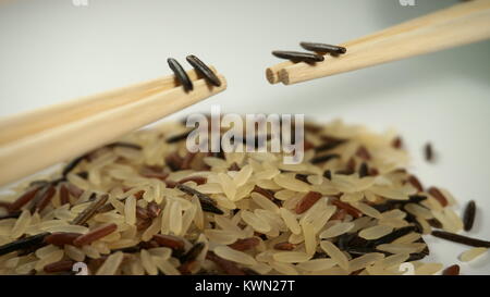 Hashtag marrone selvatico grani di riso su bacchette Foto Stock