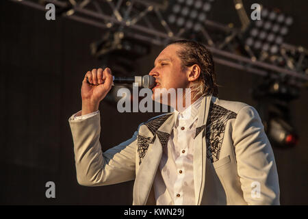 Il canadese indie rock band Arcade Fire esegue un concerto dal vivo presso il palco principale al Barclaycard British Summer Time festival 2014 in Hyde Park, Londra. Qui di cantante e musicista Win Butler è raffigurato sul palco. Regno Unito 03.07.2014. Foto Stock