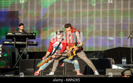 L'inglese pop rock super-gruppo McBusted esegue un concerto dal vivo presso il palco principale al Barclaycard British Summer Time Festival 2014 a Hyde Park, Londra. Qui i chitarristi Danny Jones (R) e Tom Fletcher sono illustrati dal vivo sul palco. Regno Unito 06.07.2014. Foto Stock