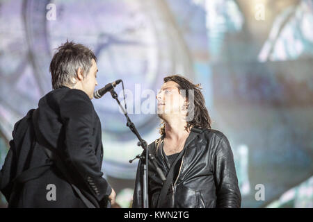 L'inglese rock band The Libertines esegue un concerto dal vivo presso il palco principale al Barclaycard British Summer Time festival a Hyde Park di Londra. Qui il cantante e gutiarist Carl Barât è raffigurato dal vivo sul palco con Pete Doherty. Regno Unito 05.07.2014. Foto Stock