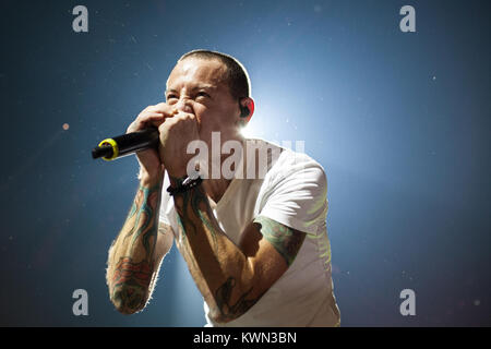 La American rock band Linkin Park esegue un concerto dal vivo all'O2 Arena di Londra. Qui cantante Chester Bennington è raffigurato dal vivo sul palco. Regno Unito, 23/11 2014. Foto Stock