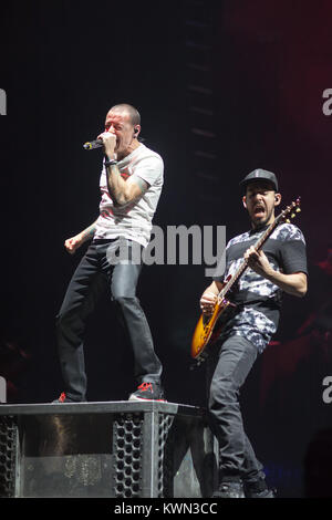 La American rock band Linkin Park esegue un concerto dal vivo all'O2 Arena di Londra. Qui cantante Chester Bennington (L) è raffigurato dal vivo sul palco con il chitarrista e il rapper Mike Shinoda (R). Regno Unito, 23/11 2014. Foto Stock