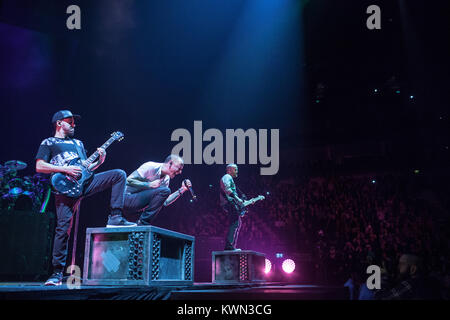 La American rock band Linkin Park esegue un concerto dal vivo all'O2 Arena di Londra. Qui cantante Chester Bennington (C) è raffigurato dal vivo sul palco con il chitarrista e il rapper Mike Shinoda (L). Regno Unito, 23/11 2014. Foto Stock