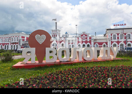 Vologda, Russia - 20 Giugno 2017: Arte oggetto con la scritta "Io amo Vologda' vicino alla stazione ferroviaria della città di Vologda Foto Stock