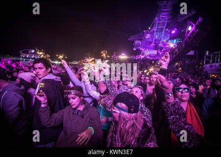 Il concerto folla sembra godersi il concerto dal vivo con la American duo hip-hop Macklemore & Ryan Lewis allo Splash Festival 2013. Germania. Foto Stock