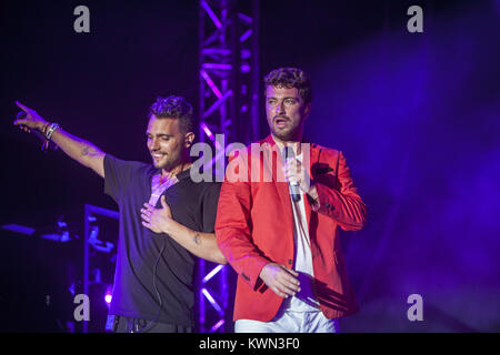 Il popolare tedesco rapper Laciny Marten è meglio conosciuto per la sua fase di nome Marteria e qui esegue un concerto dal vivo presso il tedesco hip-hop Splash festival! Festival 2013. Alla sua sinistra rapper guest Yasha si unisce a lui sul palco. Germania, 13/07 2013. Foto Stock