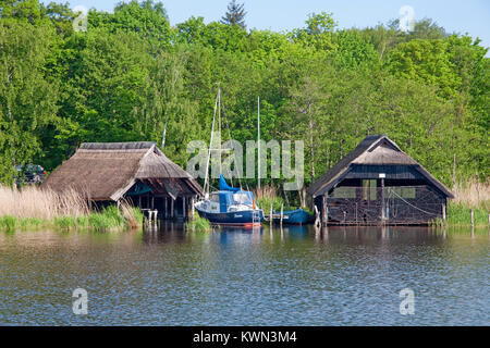 Barca a vela presso la casa-barca, Prerow Strom, Prerow, Fishland, Meclemburgo-Pomerania, Mar Baltico, Germania, Europa Foto Stock