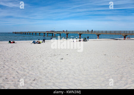 La spiaggia e il molo in legno di Prerow, Fishland, Meclemburgo-Pomerania, Mar Baltico, Germania, Europa Foto Stock