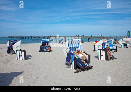 Tradizionali sedie a sdraio sulla spiaggia di Prerow, Fishland, Meclemburgo-Pomerania, Mar Baltico, Germania, Europa Foto Stock