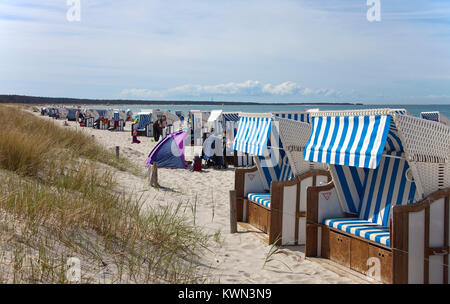 Tradizionali sedie a sdraio sulla spiaggia di Prerow, Fishland, Meclemburgo-Pomerania, Mar Baltico, Germania, Europa Foto Stock