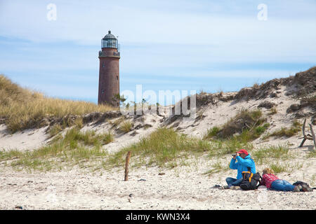 Faro e dune di sabbia con erba marram alla 'Darsser ort', Prerow, Fishland, Meclemburgo-Pomerania, Mar Baltico, Germania, Europa Foto Stock