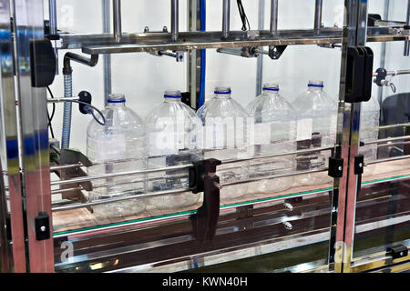 Trasportatore con le bottiglie di plastica vuote per industria alimentare Foto Stock