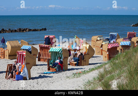 I turisti in sedie a sdraio sulla spiaggia di Wustrow, Fishland, Meclemburgo-Pomerania, Mar Baltico, Germania, Europa Foto Stock