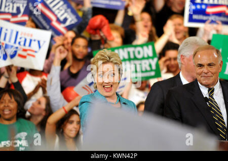 Elezioni presidenziali democratiche speranzoso il Sen. Hillary Clinton sostenitori degli indirizzi alla Pennsylvania primario rally notturno presso il Park Hyatt Philadelphia al Bellevue Aprile 22, 2008 in Philadelphia, Pennsylvania. Foto Stock