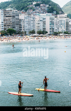 Rio de Janeiro, Brasile - 3 gennaio 2018: due uomini su uno Stand Up Paddle sulla spiaggia di Copacabana, Rio de Janeiro, Brasile Foto Stock