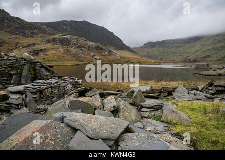 Lo scenario spettacolare a Llyn Cwmorthin. Vista dalle rovine del vecchio cave di ardesia vicino a Blaenau Ffestiniog, il Galles del Nord. Foto Stock