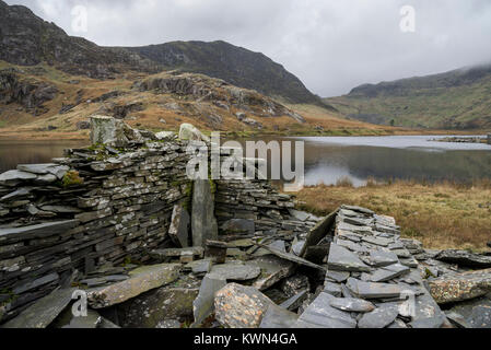 Lo scenario spettacolare a Llyn Cwmorthin. Vista dalle rovine del vecchio cave di ardesia vicino a Blaenau Ffestiniog, il Galles del Nord. Foto Stock