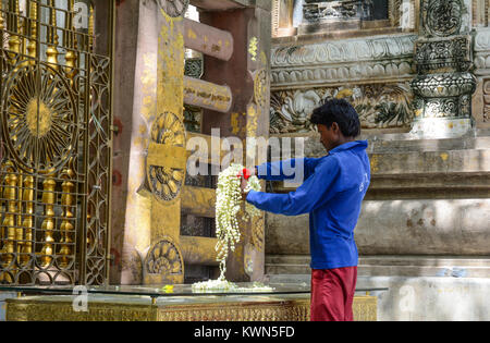 Bodhgaya,, India - Lug 9, 2015. Un uomo che prega al tempio di Mahabodhi a Bodhgaya,, India. Mahabodhi per segnare la posizione del Buddha illuminismo. Foto Stock