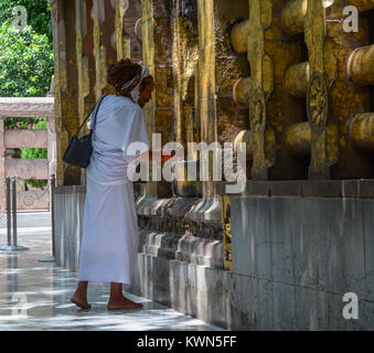 Bodhgaya,, India - Lug 9, 2015. Un Sadhu pregare al tempio di Mahabodhi a Bodhgaya,, India. Mahabodhi per segnare la posizione del Buddha illuminismo. Foto Stock