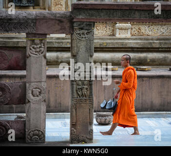 Bodhgaya,, India - Lug 9, 2015. Un monaco camminare al tempio di Mahabodhi a Bodhgaya,, India. Mahabodhi per segnare la posizione del Buddha illuminismo. Foto Stock