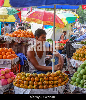 Bodhgaya,, India - Lug 9, 2015. Un uomo vendere i frutti alla strada del mercato di Bodhgaya,, India. Bodh Gaya è considerato uno dei più importanti pi buddista Foto Stock