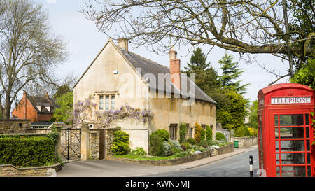 Una vista verso una staccata cotswold stone proprietà, Mickleton, Gloucestershire, England, Regno Unito, Europa Foto Stock