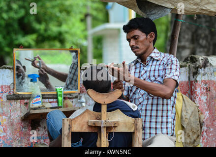 Bodh Gaya, India - Lug 9, 2015. Barbiere di strada presso il centro cittadino in Bodhgaya,, India. Bodhgaya, (Bodh Gaya) è il sito del Buddha illuminismo e la hol Foto Stock