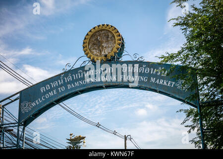 Segno su ingresso Damnoen Saduk mercato galleggiante, Thailandia. Foto Stock