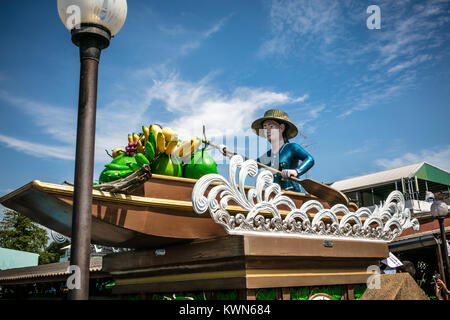 Modello di commerciante tailandese in barca oltre il ponte sul canale, Damnoen Saduk mercato galleggiante, Thailandia. Foto Stock