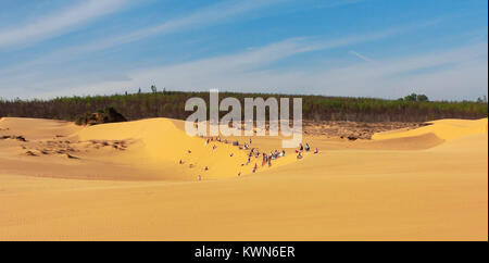 La bellezza del paesaggio deserto rosso dune di sabbia di Mui Ne in Vietnam sulla giornata di sole Foto Stock