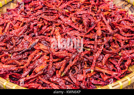 Peperoncino essiccato i peperoni in cestello, vista dall'alto del Thai secchi peperoncino rosso sul tavolo di legno sfondo Foto Stock