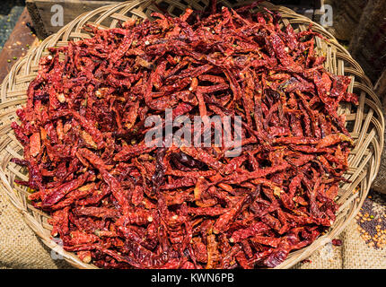 Peperoncino essiccato i peperoni in cestello, vista dall'alto del Thai secchi peperoncino rosso sul tavolo di legno sfondo Foto Stock