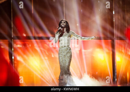 Austria e Conchita Wurst, "il barbuto Donna", vincere il concorso Eurovisione della canzone 2014 con la canzone vincente 'Rise come una Fenice" al Concorso Eurovisione della Canzone finale a Copenaghen. Danimarca 11/05 2014. Foto Stock