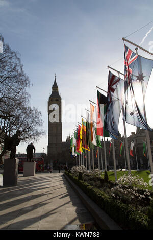 Le bandiere del Commonwealth battenti sulla piazza del Parlamento a Londra, Inghilterra. Essi sono visualizzati in una celebrazione della Giornata del Commonwealth. Foto Stock
