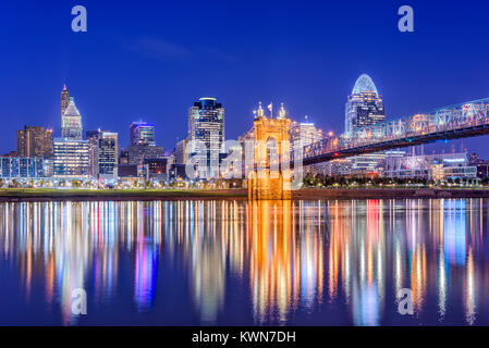 Cincinnati, Ohio, Stati Uniti d'America skyline del centro sul fiume Ohio. Foto Stock