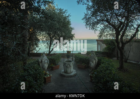 Giardino mediterraneo sul Lago di Garda visualizza Foto Stock