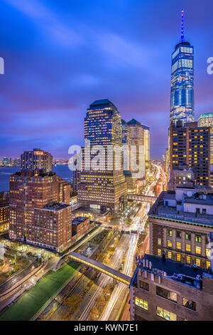 New York City cityscape oltre la West Side Highway in Lower Manhattan. Foto Stock