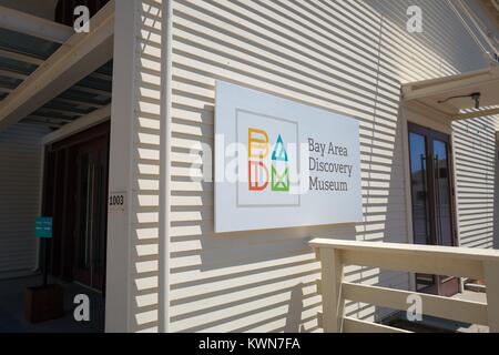 Segnaletica per il Bay Area Discovery Museum, un museo dei bambini a Fort Baker nel Marin Headlands, Marin County, Sausalito, California, 19 luglio 2017. Foto Stock