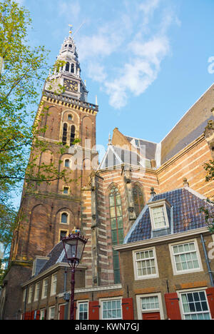 De Oude Kerk, la chiesa vecchia, la costruzione più antica della città, il quartiere a luci rosse di Amsterdam, Paesi Bassi Foto Stock