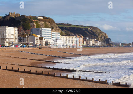 La città vecchia di Hastings con una vista della collina di West Cliff, il castello di Hastings e East Hill Cliff, Hastings, East Sussex, Regno Unito Foto Stock