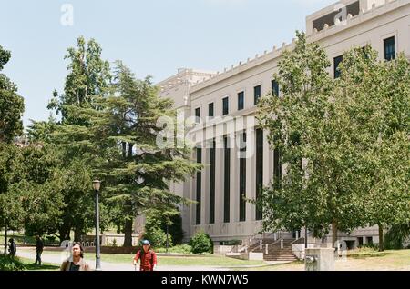 Gli studenti a piedi passato uno stile classico edificio accademico in una giornata di sole presso la University of California (UC Berkeley) a Berkeley, California, 2 luglio 2017. Foto Stock