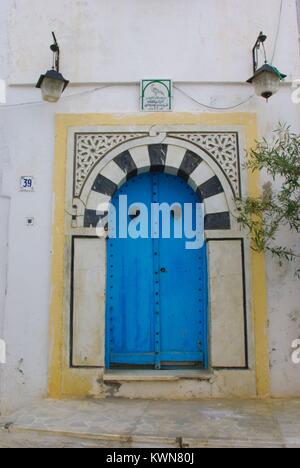 Il romantico villaggio di Sidi Bou Said vicino a Tunisi (Tunisia): gate tipico di una casa Foto Stock